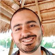 Ingeniero imparte clases de inglés y matemáticas para niños